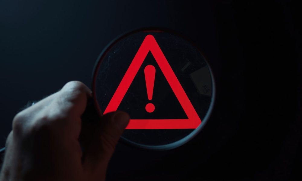 Analysis of warning triangle using magnifying glass for error notification