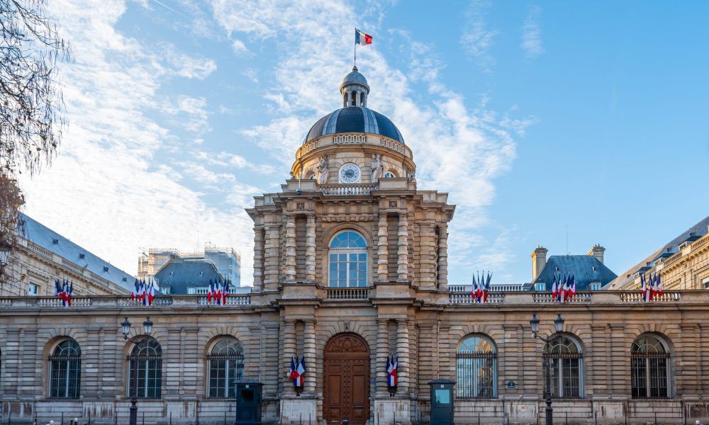 Paris, France - 13 novembre 2022: Vue extérieure de la façade du Palais du Luxembourg, siège du Sénat, chambre haute du parlement dans le système démocratique français